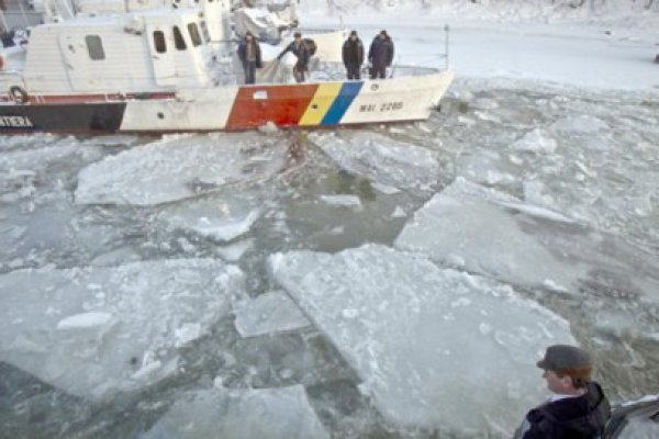 Cursa Crişan-Caraorman, suspendată din cauza sloiurilor de gheaţă